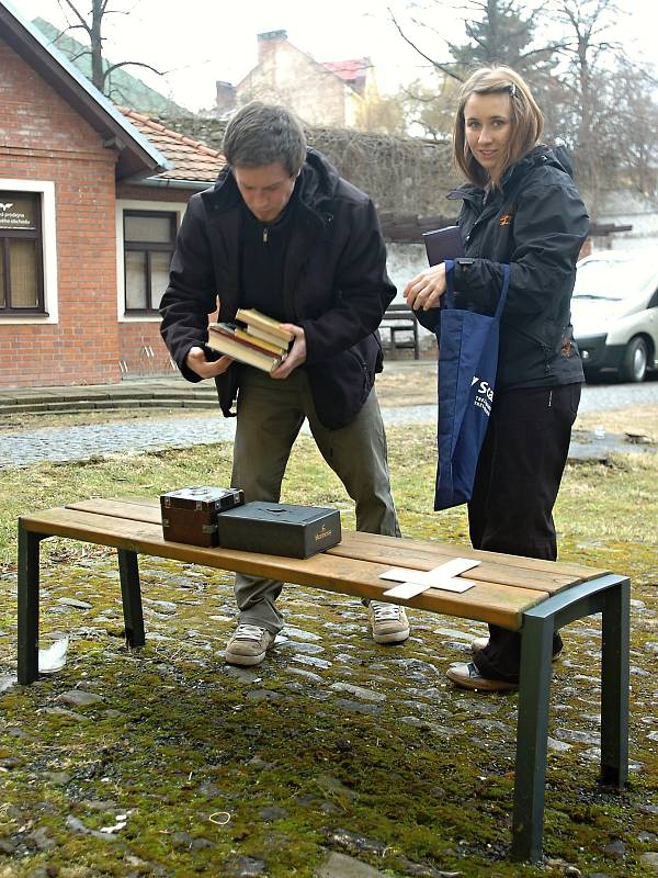 Lidé hned po otevření hřbitova knih na zahradě kutnohorské knihovny začali zachraňovat jednotlivé publikace.