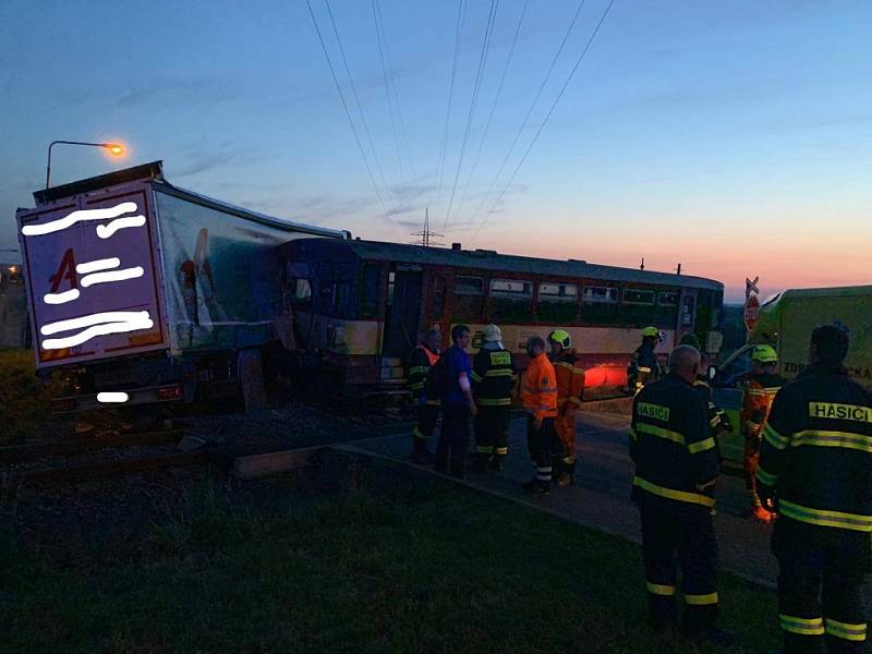 Nehoda osobního vlaku a kamionu na železničním přejezdu v Třemošnici.