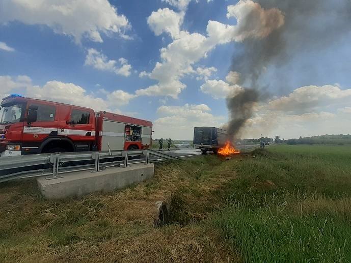 Za Libenicemi směrem na Kutnou Horu v pátek okolo poledne hořelo nákladní vozidlo.