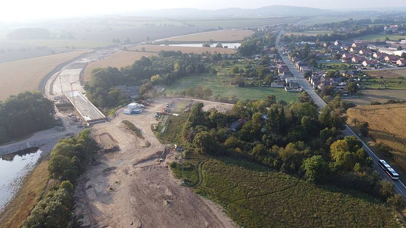 Pohled z dronu na stavbu silničního obchvatu Církvice v říjnu roku 2021.