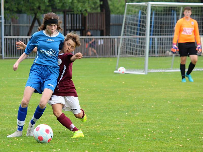 Z přátelského fotbalového zápasu: FK Uhlířské Janovice (mladší žáci) - FK Čáslav dívky (starší žákyně) 6:6 (3:2).