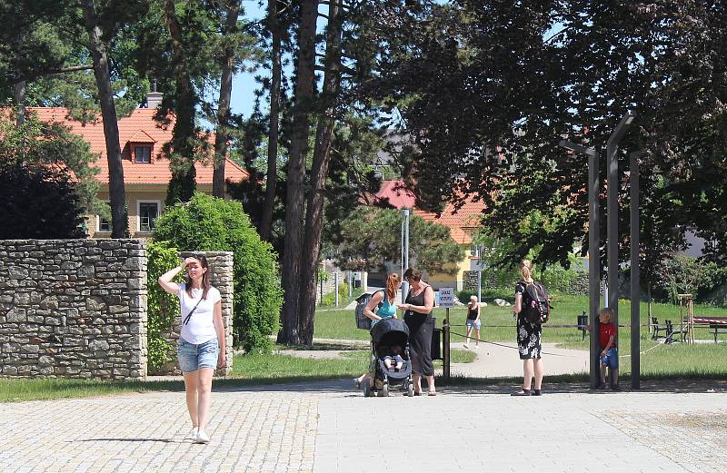 Park pod Vlašským dvorem láká na příjemné osvěžení.