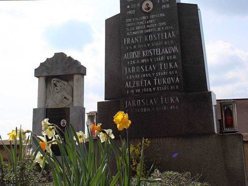 Jaro na hřbitově v Malíně. Foto: Tomáš Hájek