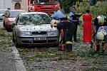 Na kutnohorském náměstí Národního odboje silný vichr odlomil část stromu, ta se zřítila na zaparkované auto.