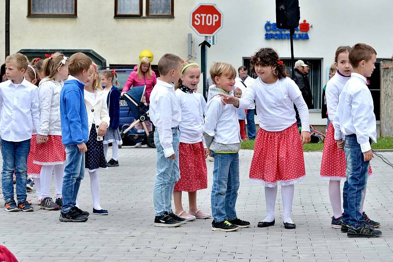 Prvomájový koncert pořádala Základní umělecká škola Uhlířské Janovice.