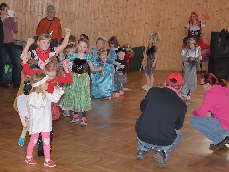 Tělocvična Spolkového domu ve Zruči v neděli hostila dětský karneval.