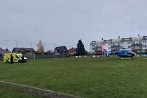 Fotbalový zápas v Uhlířských Janovicích se neděli 26. října 2025 změnil v boj o život hlavního rozhodčího Lubomíra Ledviny.