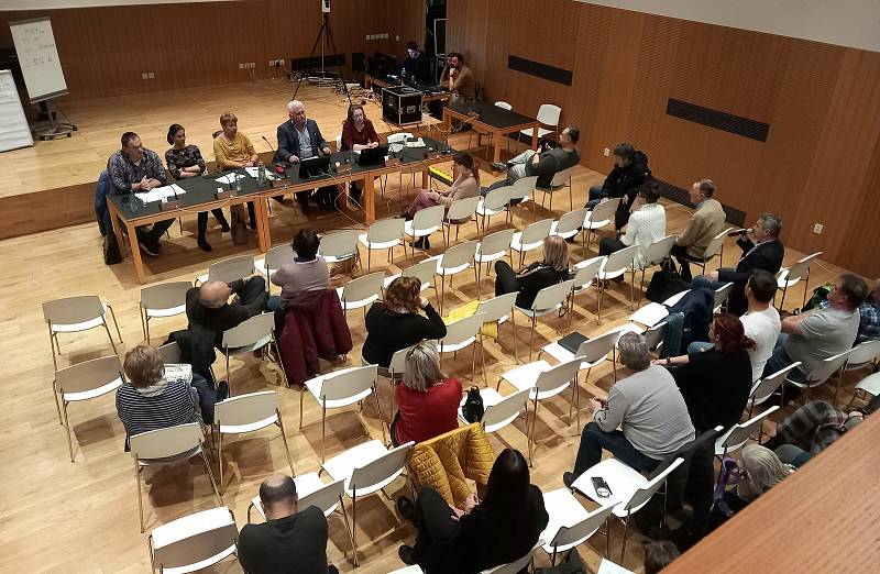 Z veřejného setkání vedení města a společnosti AVE s občany na téma rozšíření skládky v Čáslavi.