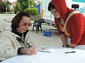Z koncertu a autogramiády zpěvačky Yvonne Přenosilové na náměstí Jana Žižky z Trocnova v Čáslavi v květnu roku 2015.