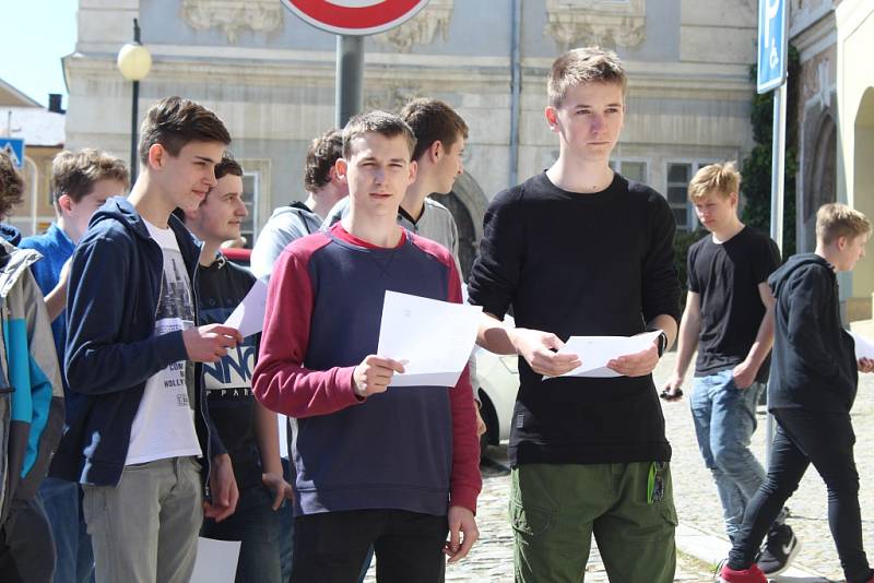 Profesoři, studenti i kolemjdoucí si připomněli oběti holocaustu