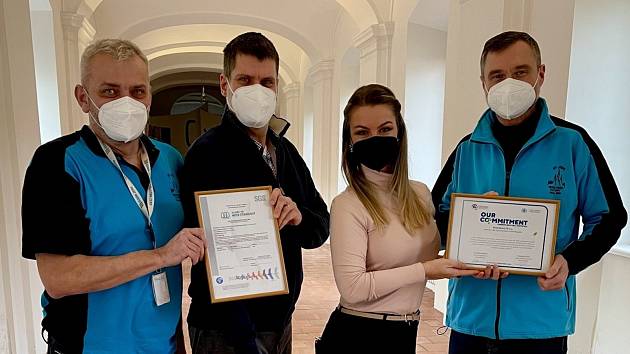 Zaměstnanci společnosti Philip Morris ČR s certifikáty.