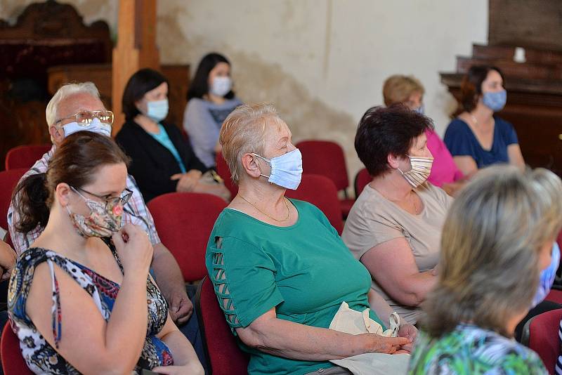 Noc kostelů v Uhlířských Janovicích se nesla ve znamení hudby