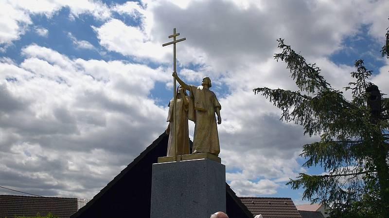 Z odhalení sousoší věrozvěstů Cyrila a Metoděje v Rápošově.