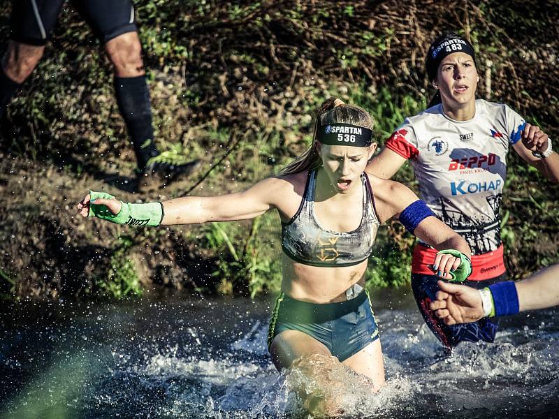 Martina Fabiánová na trati MS Spartan Trifecta 2018 v řecké Spartě.