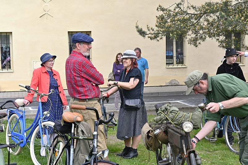 Jízda starých kol v Uhlířských Janovicích 20. května 2023