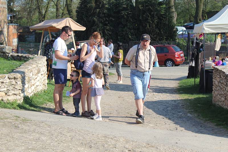 Čarodějnice nanečisto na statku sdružení pro hipoterapii Dítě a kůň v Miskovicích