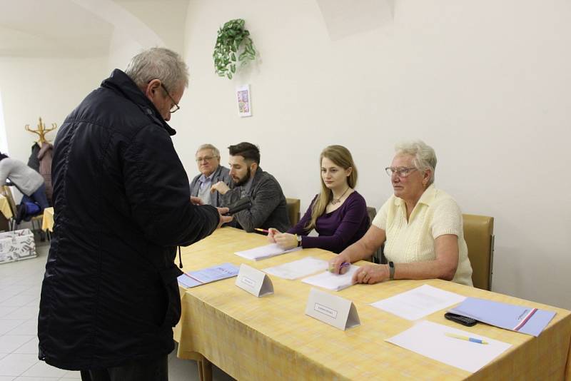 Prezidentské volby 2018. Jeden z okrsků byl i v klubu důchodců v Čáslavi.