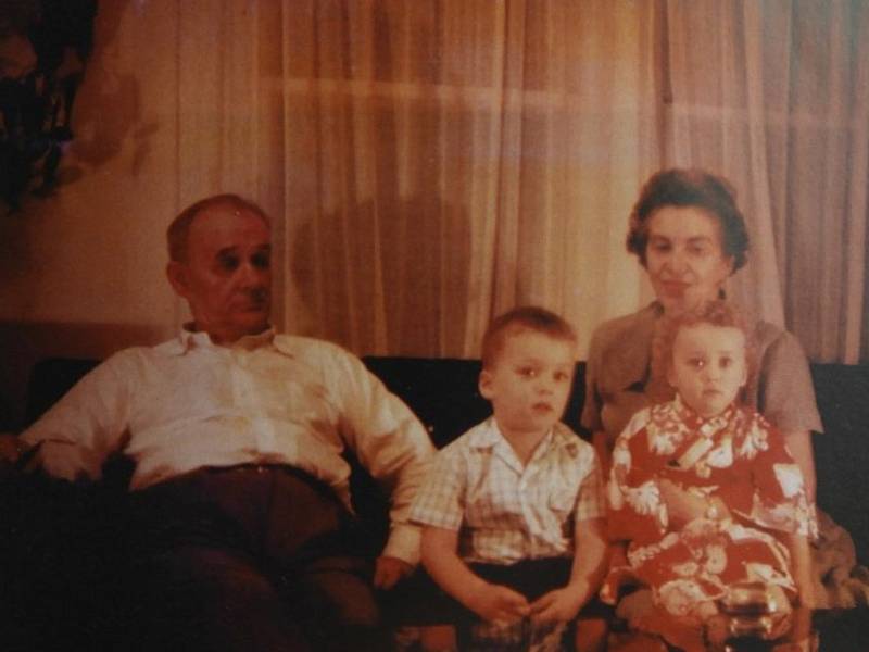 Manželé Moravcovi s vnoučaty v roce 1959.