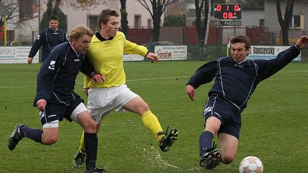 Kdo je hráčem v tmavě modrém dresu Paběnic (vpravo u míče) na hřišti ve Velimi? Křesetický Milan Suchorebský? Anebo někdo jiný?