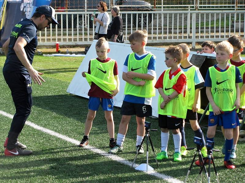 Z testování mladých fotbalistů v Čáslavi za účasti bývalého reprezentanta Tomáše Ujfalušiho.