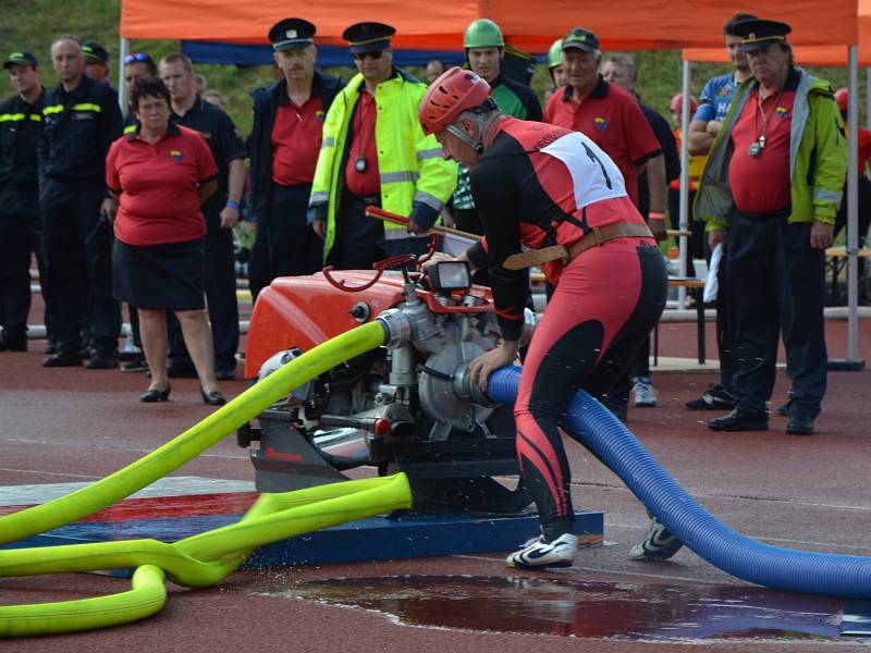 Z krajské soutěže v požárním sportu profesionálních a dobrovolných hasičů na stadionu Olympia v Kutné Hoře.