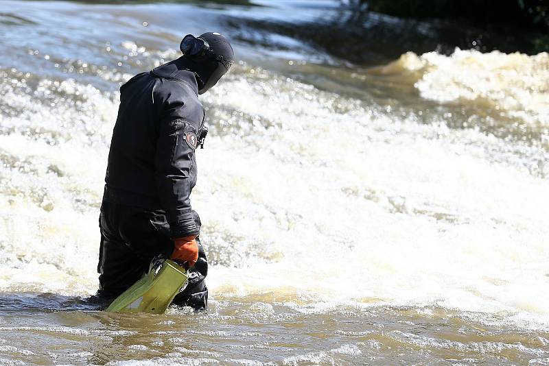 Policejní pátrání po dvou pohřešovaných mladících u jezu na řece Sázavě mezi Otryby a Soběšínem.