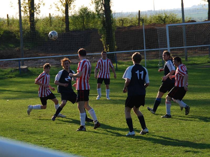 Ze zápasu IV. třídy Kaňk B - Sedlec B (3:1)