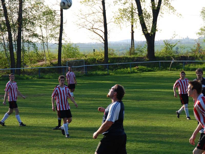 Ze zápasu IV. třídy Kaňk B - Sedlec B (3:1)