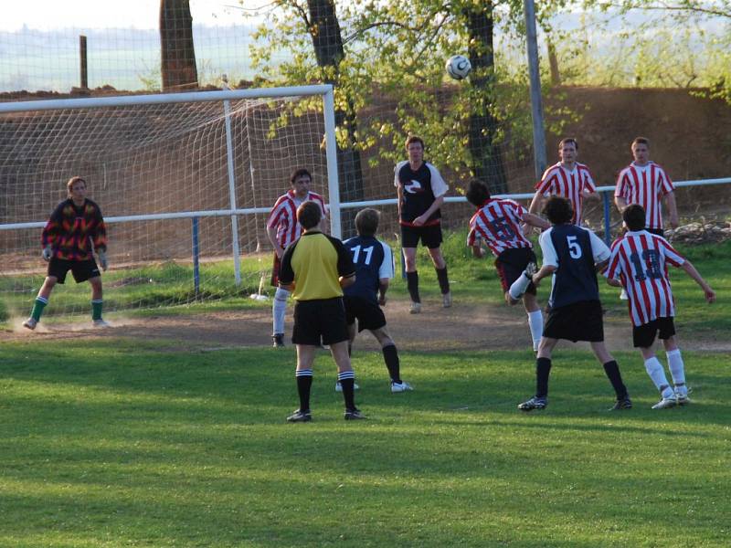 Ze zápasu IV. třídy Kaňk B - Sedlec B (3:1)