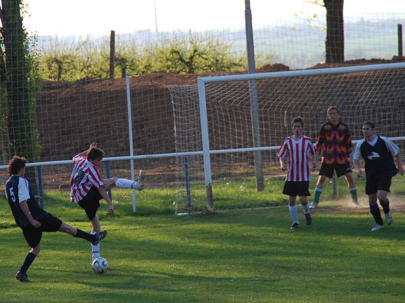 Ze zápasu IV. třídy Kaňk B - Sedlec B (3:1)