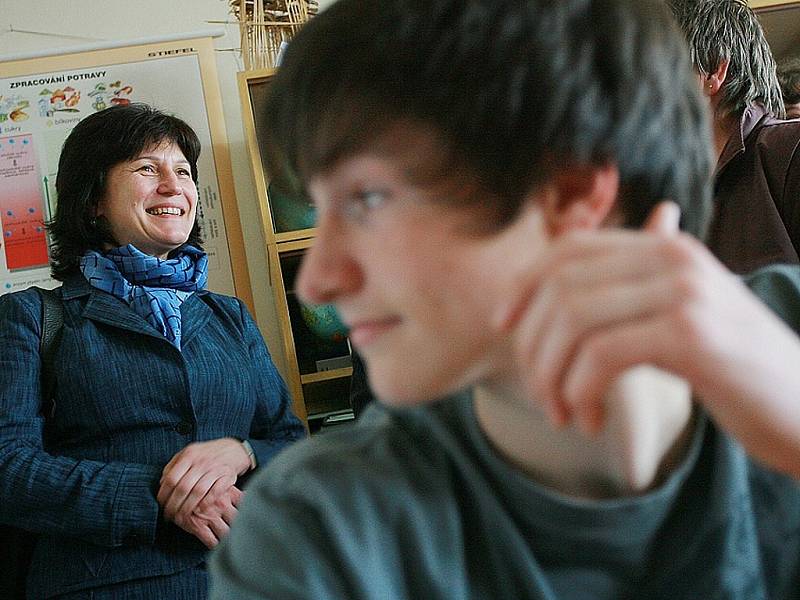 Poslankyně Olga Zubová ve třídě Základní školy v Červených Janovicích.