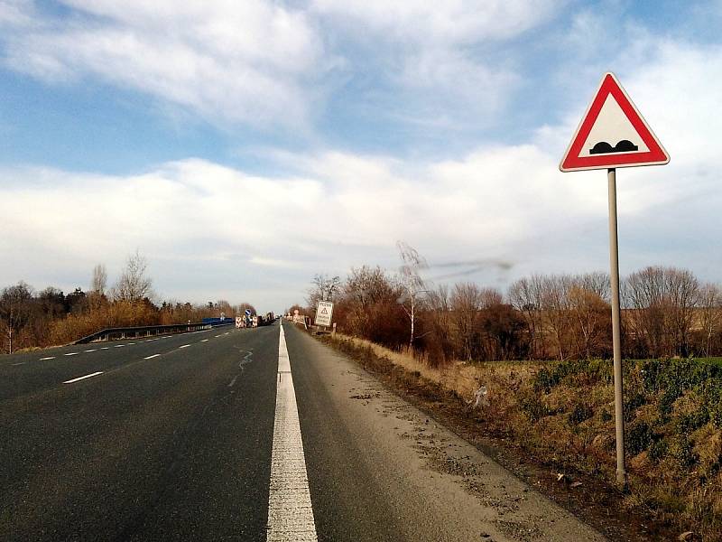 Z jízdy po obchvatu Čáslavi před druhou etapou rekonstrukce tří mostů na silnici I/38.