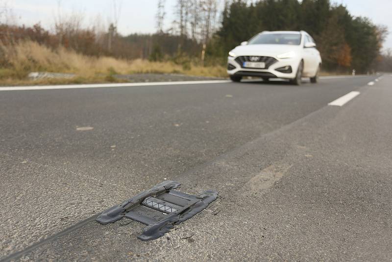 Umísťování reflexních knoflíků na silnici II/126 u Černín.