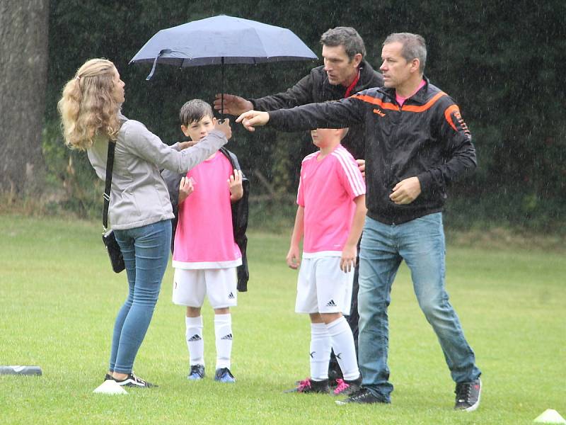 Z fotbalového mistrovského turnaje starších přípravek v Záboří nad Labem: FK Čáslav dívky - TJ Sokol Červené Janovice 10:1.