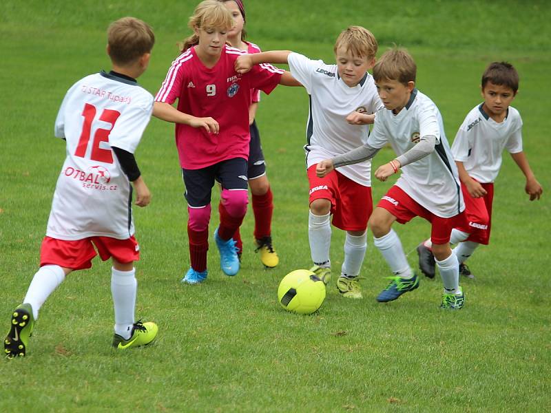 Z fotbalového turnaje mladších přípravek v Tupadlech: FK Čáslav dívky - TJ Star Tupadly 9:1.