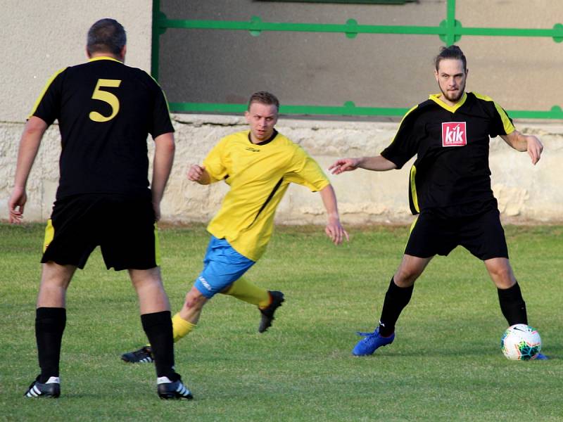 Fotbalová III. třída: TJ Sokol Vlkaneč - TJ Sokol Červené Janovice 9:0 (4:0).