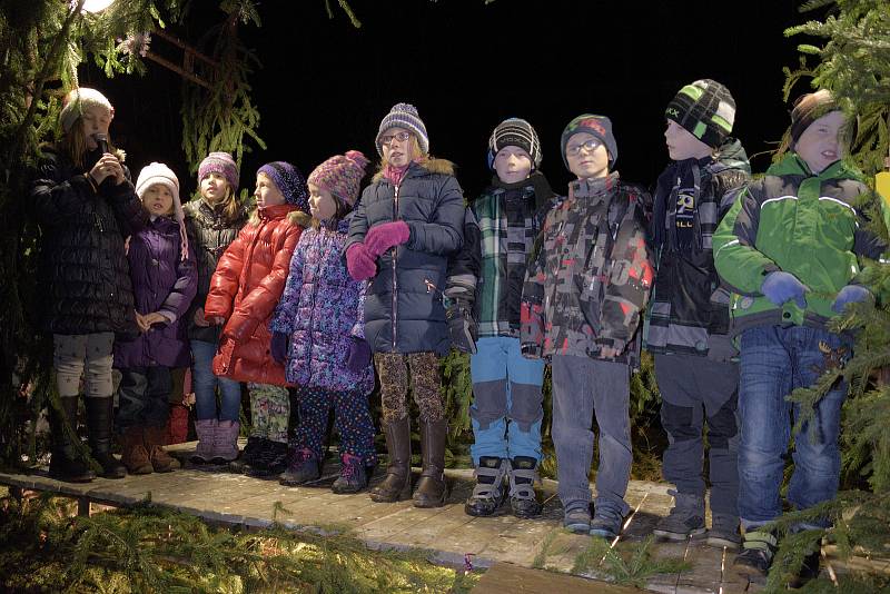 Sobotní, drobným deštěm zkrápěný podvečer si na dětském hřišti ve Vlastějovicích užili rodiče i prarodiče s dětmi.