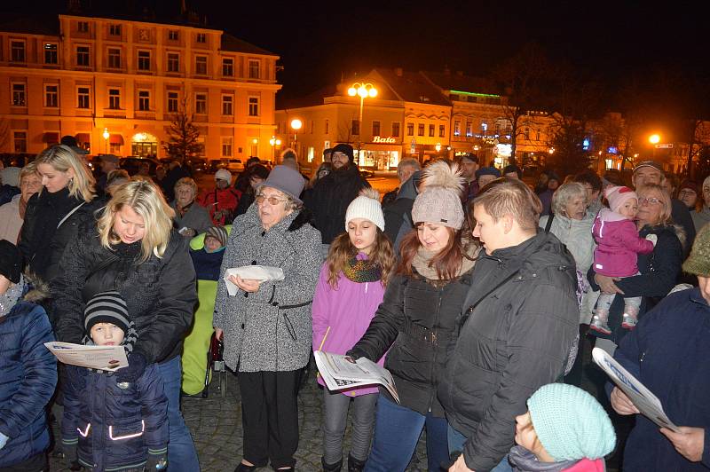 Česko zpívá koledy v Čáslavi. Účastnilo se kolem stovky lidí.