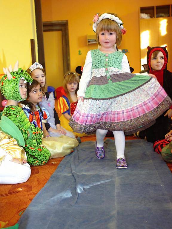 Karnevalové veselí i hostinu si užily v úterý děti v MŠ Dačický Kutná Hora.