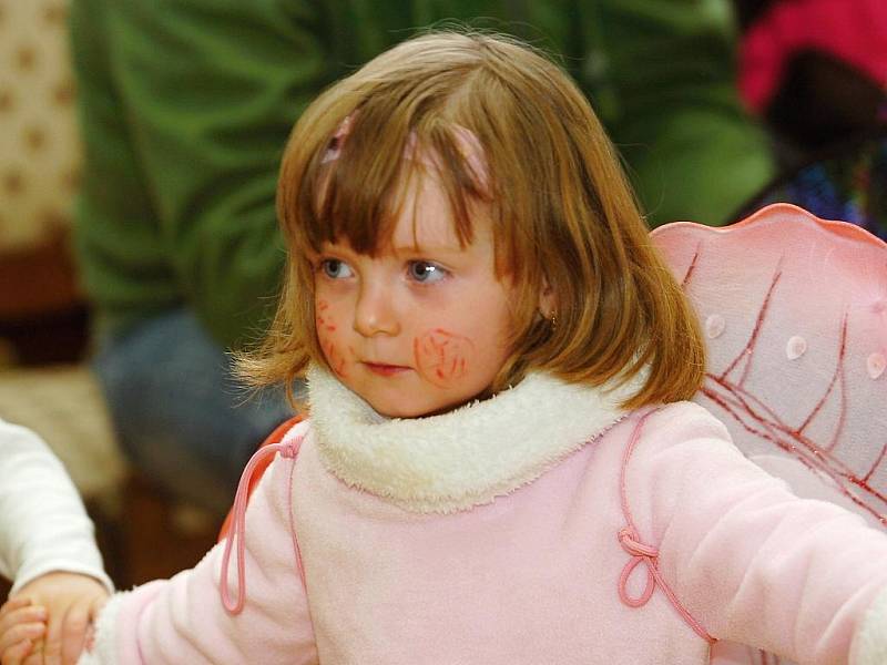 Dětský karneval se konal v neděli odpoledne v netradičních prostorách refektáři Voršilského kláštera.