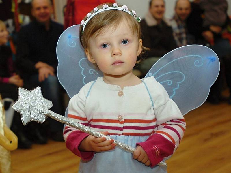 Dětský karneval se konal v neděli odpoledne v netradičních prostorách refektáři Voršilského kláštera.