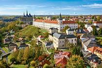 Pohled na GASK a chrám svaté Barbory v Kutné Hoře.