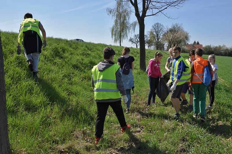 Den Země: do úklidu přírody se zapojili také žáci Základní školy ve Zbraslavicích.