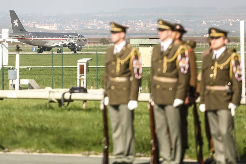 Z pietního ceremoniálu k převozu ostatků někdejšího velitele československé rozvědky Františka Moravce do rodné Čáslavi a jejich uložení v kolumbáriu na místním hřbitově.