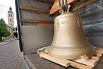 Nový zvon odlil český zvonař Petr Rudolf Manoušek v květnu v nizozemském Astenu. Váží (včetně dubové hlavy a kování) 2736 kilogramů a měří téměř dva a půl metru.