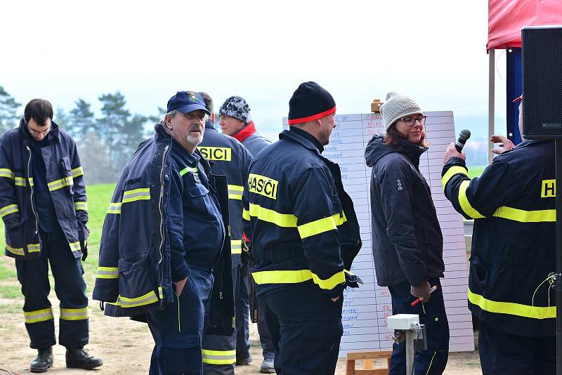 Na kopci Vysoká u Kutné Hory změřili síly hasiči v soutěži ve výstupu na místní rozhlednu.