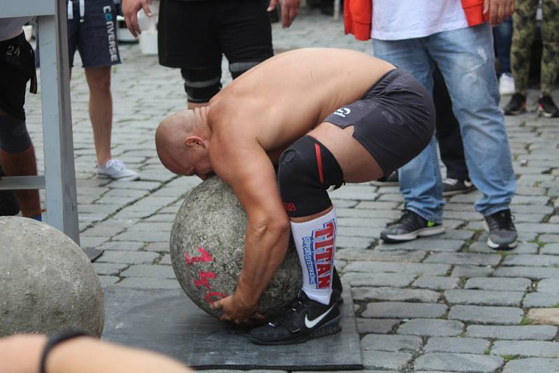 Strongmani změřili své síly v Šultysově ulici.