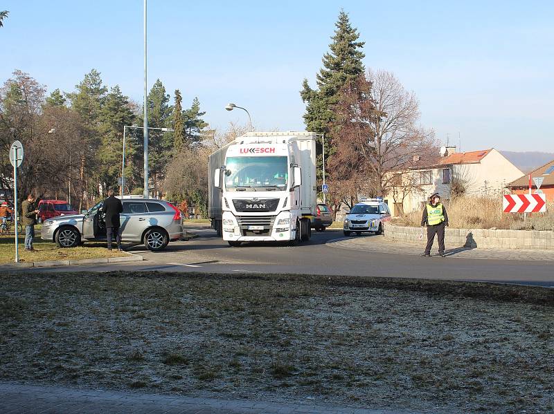 Dopravní nehoda na kruhovém objezdu u kláštera řádu svaté Voršily v Kutné Hoře.
