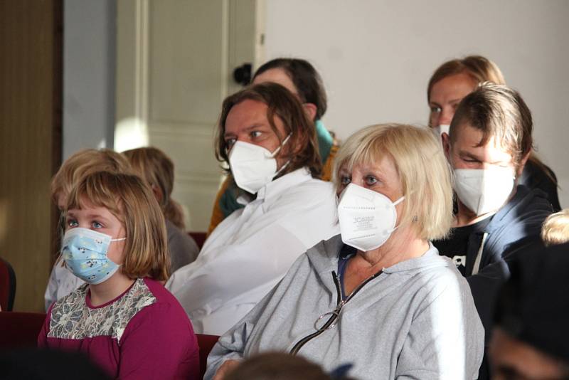 Také na Základní škole Kamenná stezka v Kutné Hoře začal první školní den testováním žáků na covid.