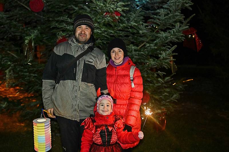 Ze slavnostního rozsvícení vánočního stromku v Ratajích nad Sázavou.